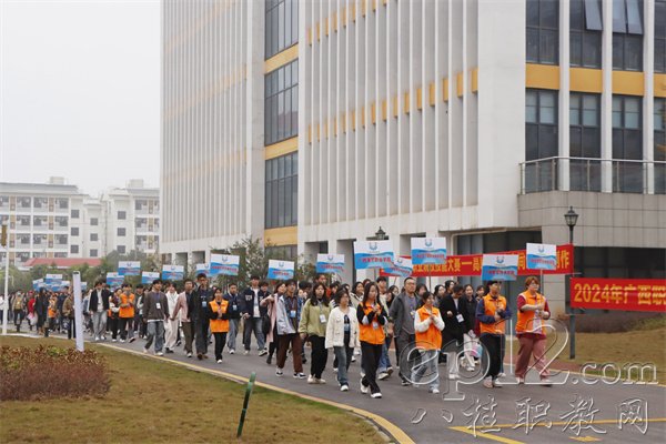 參賽選手有序前往賽場(chǎng)